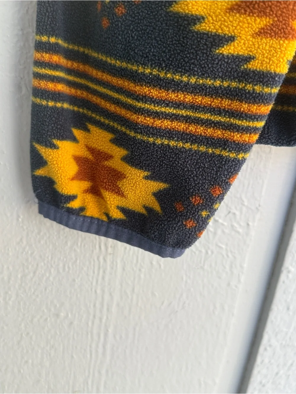 Men’s‎ Duluth Trading Co Navy Pullover with Yellow & Orange Pattern Large
